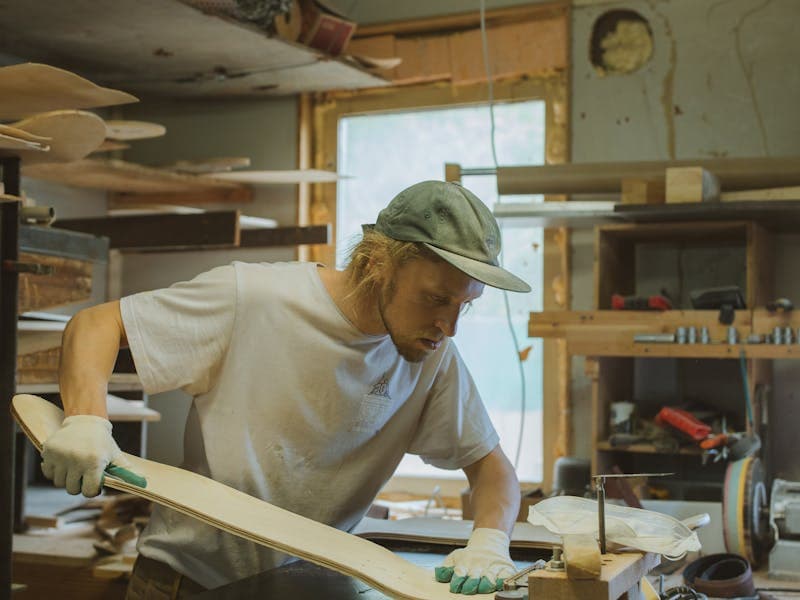 Мастер работает в столярной мастерской над изделием из дерева