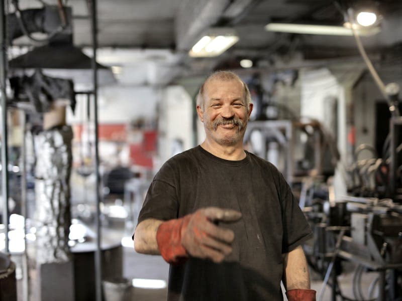 Инженер проверяет качество продукции на производственной линии