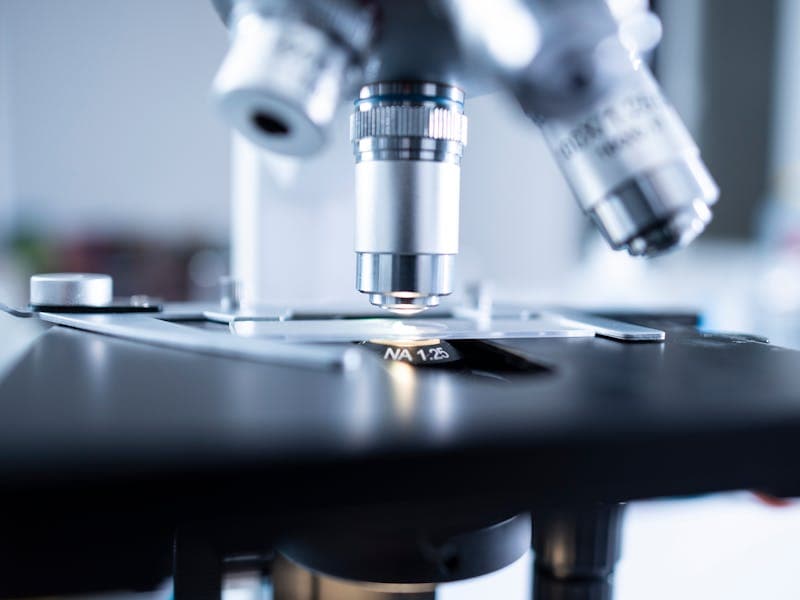 Научная лаборатория с оборудованием