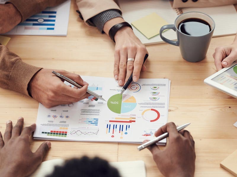 Люди вместе работают над социальным проектом