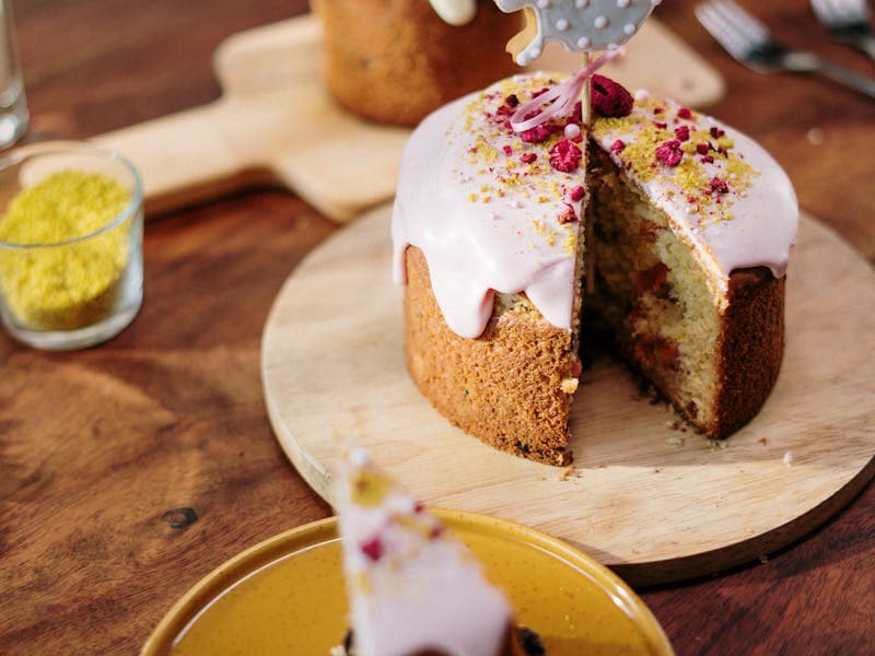 Кондитер готовит выпечку в домашней пекарне